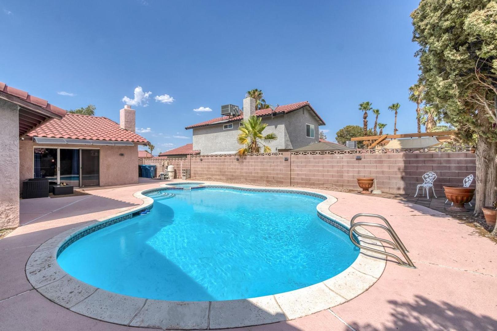 Vacation In Vegas W Pool 2 Mile To Strip Holiday home